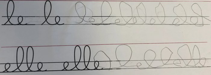 Boucles tracées au crayon après l'intégration du RTSC&nbsp;: l'élève reprend le modèle écrit au feutre et ses boucles suivent les lignes.