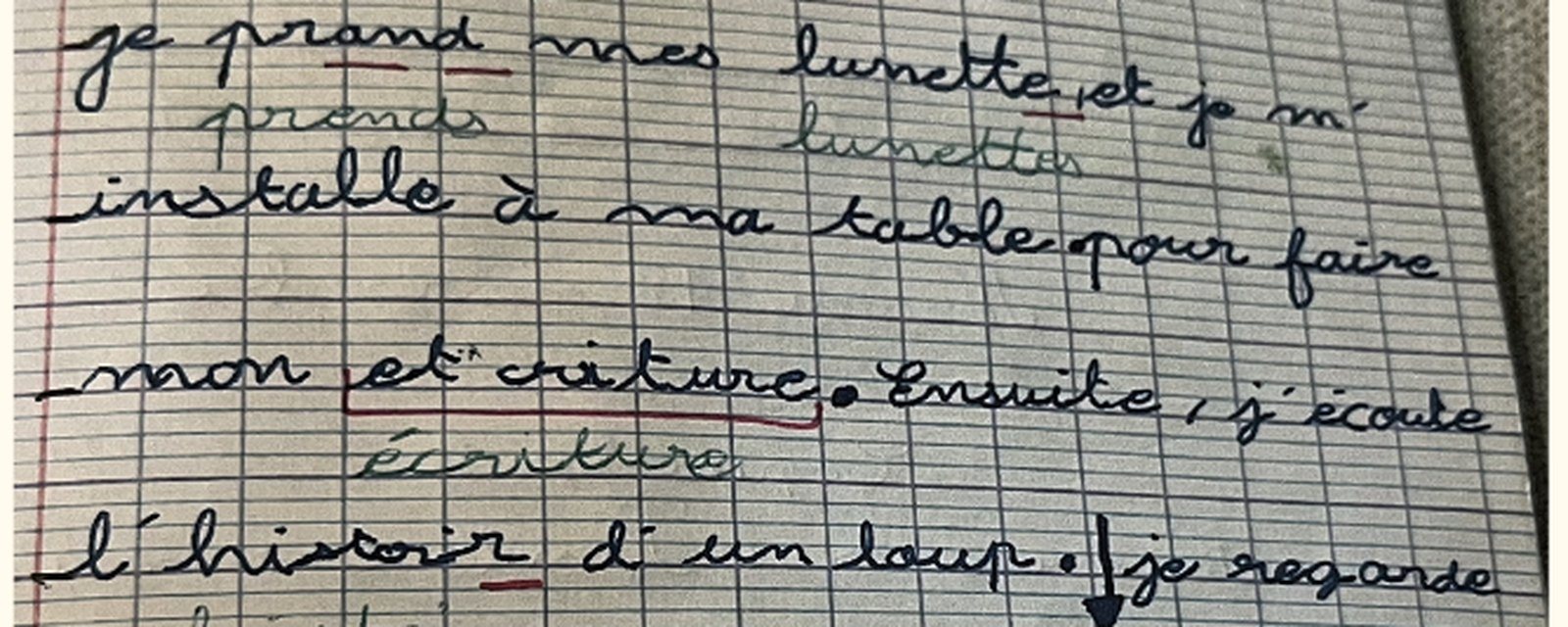 Écriture d'Elyo avant l'accompagnement : un texte manuscrit irrégulier, corrigé en rouge